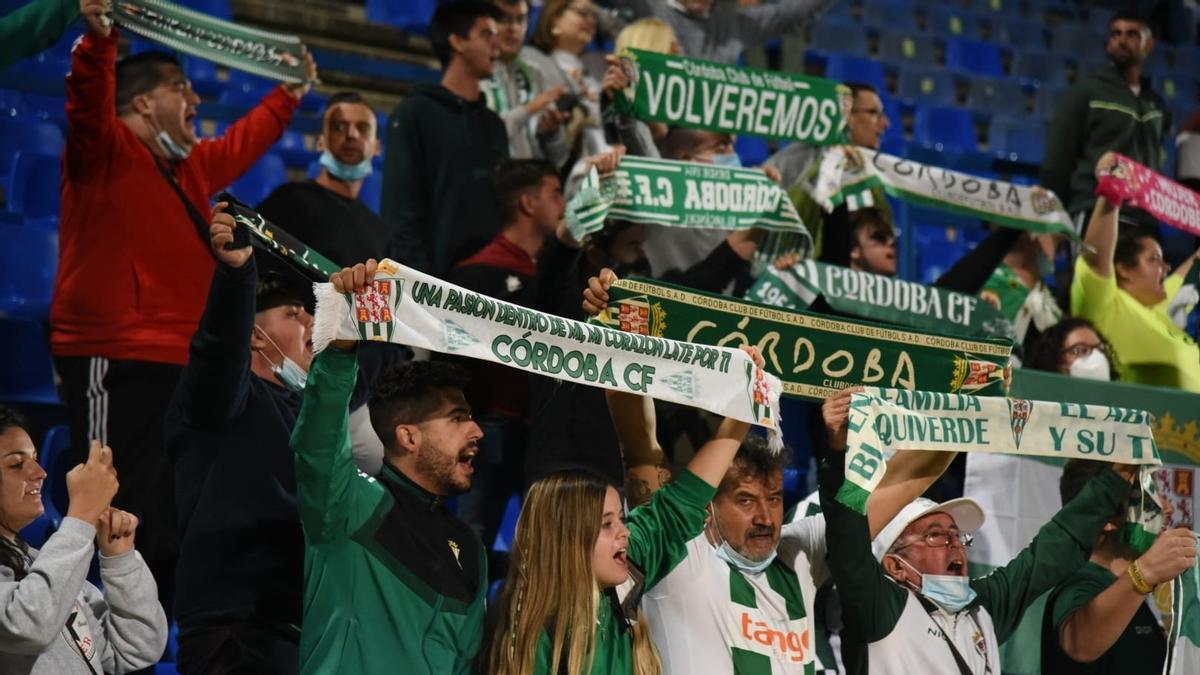 Aficionados del Córdoba CF en el estadio Pedro S. Garrido de Jerez.