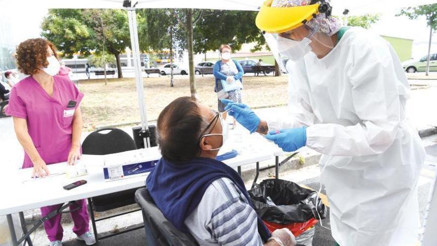 Sanitarios realizan pruebas PCR, ayer, en una carpa instalada en O Ventorrillo (A Coruña).