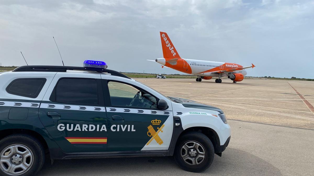 3. Juli 2022: Beamte der Guardia Civil untersuchen das Flugzeug nach der Landung auf Flughafen von Menorca.