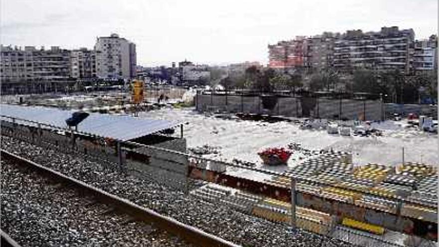 La llosa del Parc Central, pendent de reurbanitzar des de fa anys, amb alguns edicles construïts.