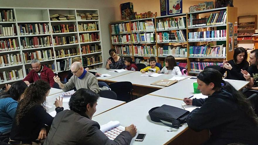 A la derecha, Noelia Garía imparte un taller de lengua de signos en Santibáñez de Vidriales.