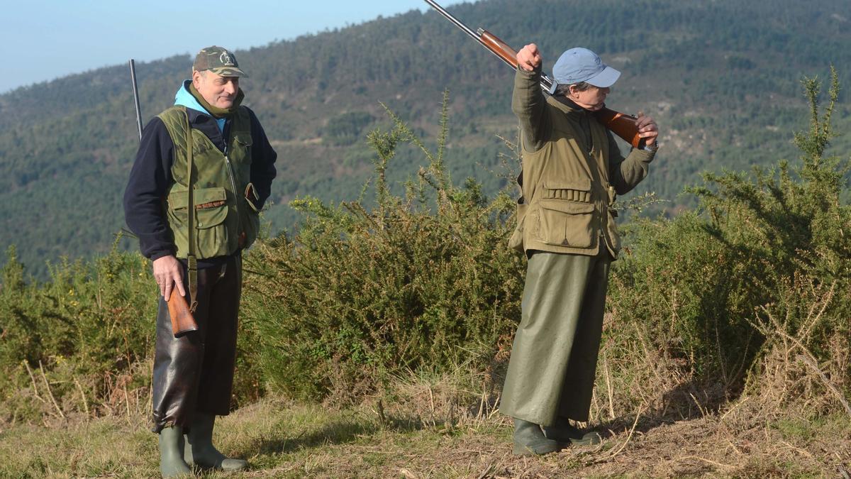 Dos cazadores, en el monte Xiabre