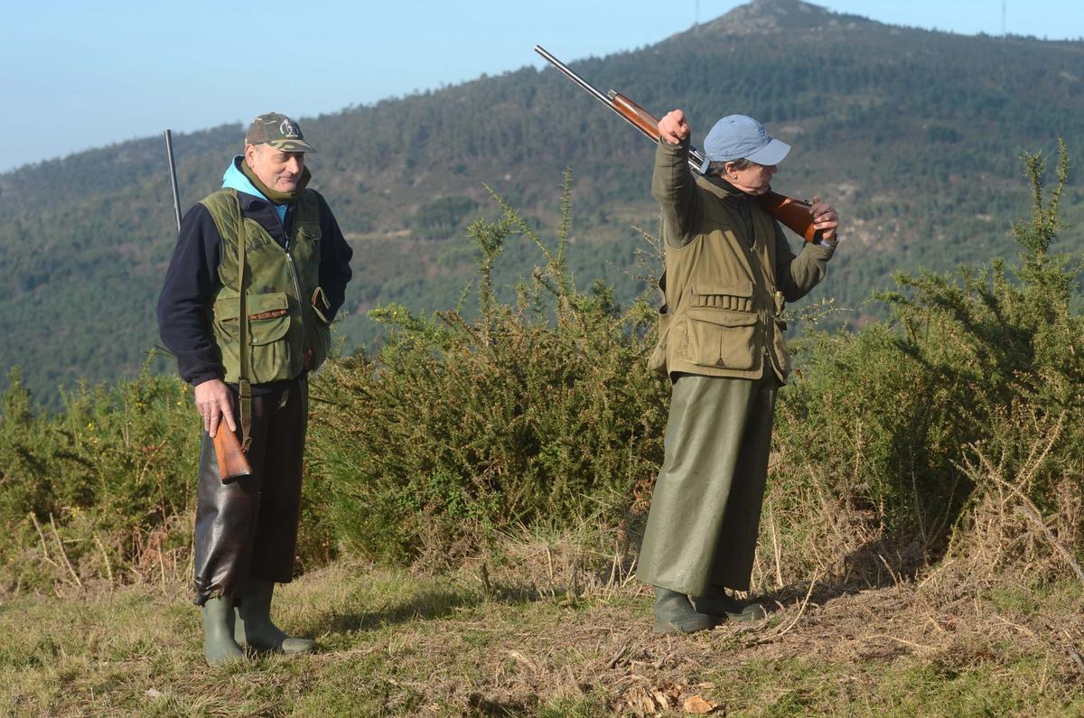 Dos cazadores, en el monte Xiabre