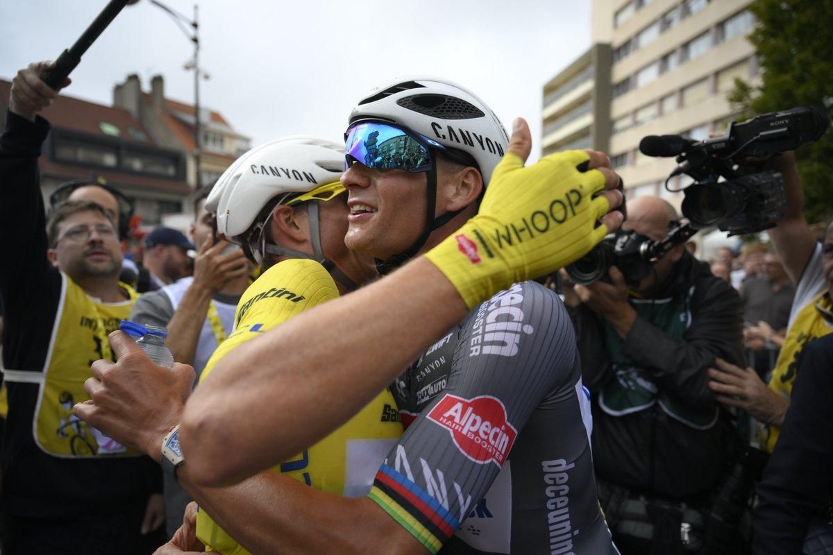 Van der Poel se abraza con su compañero, Jasper Philipsen, todavía vestido de amarillo.