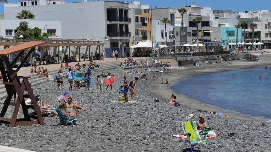 Dos jóvenes se pelean a puñetazos en plena calle en Playa de Arinaga