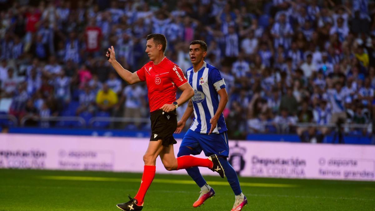 Cucho toca la pelota y ese jugador mete la cabeza ahí