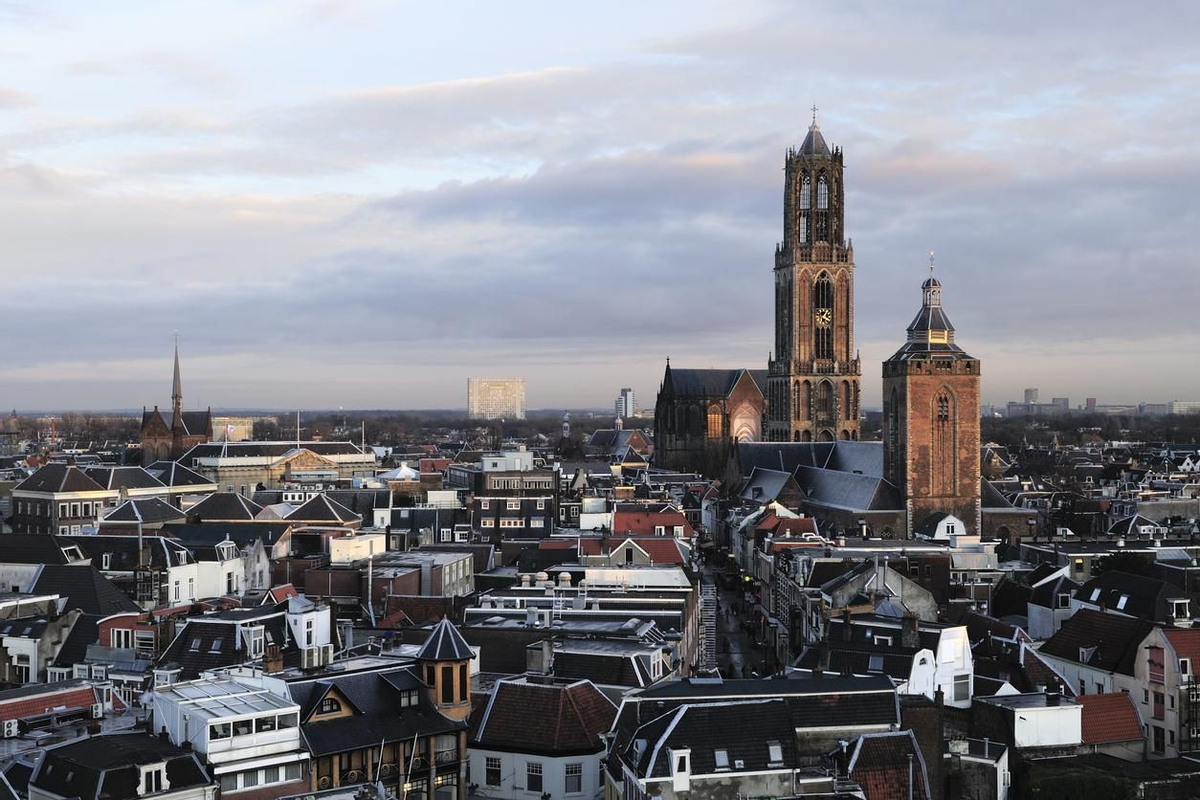 Utrecht tiene un encanto único. Al fondo, la catedral de San Martín.