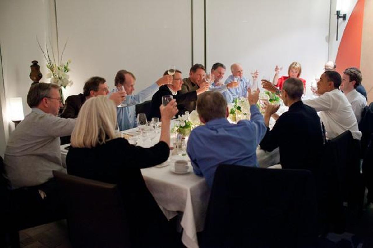 Obama brinda amb líders de negocis tecnològics en un sopar a Woodside, Califòrnia, el 17 de febrer.