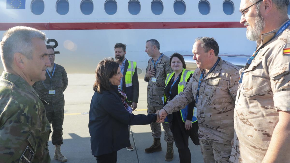 La ministra de Defensa, Margarita Robles, en una visita al centro logístico de Polonia que coordina los envíos a Ucrania.