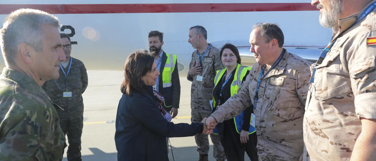 La ministra de Defensa, Margarita Robles, en una visita al centro logístico de Polonia que coordina los envíos a Ucrania