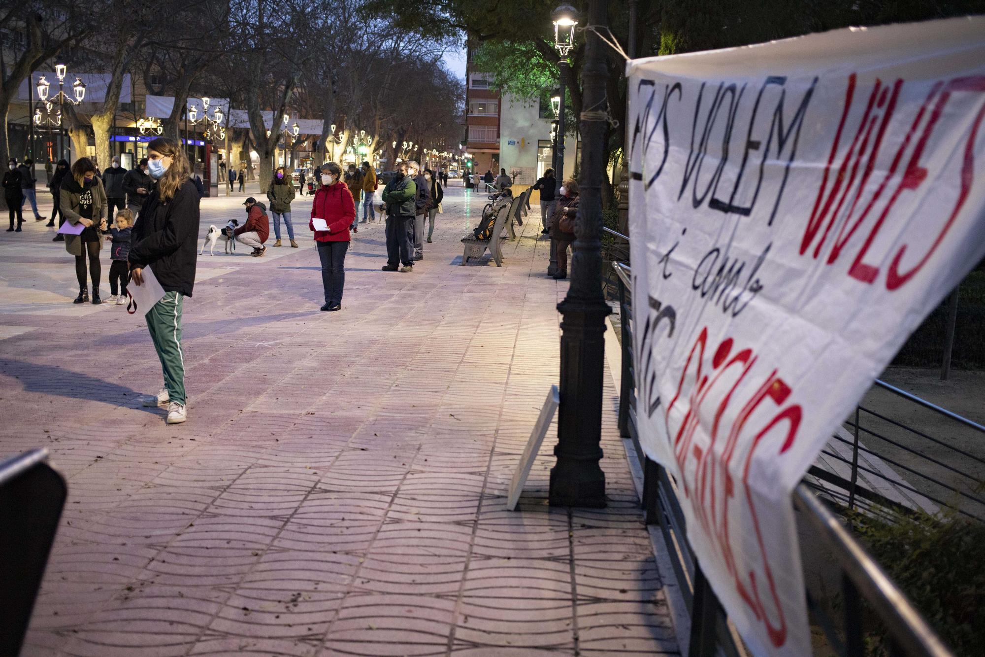 Decenas de mujeres se concentran por el Dia de la Dona en Xàtiva