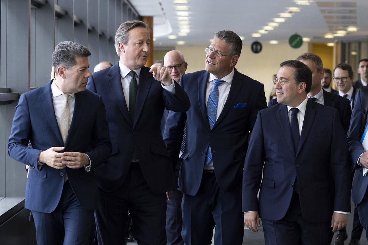 El ministro principal de Gibraltar, Fabian Picardo; el ministro de Exteriores británico, David Cameron; el vicepresidente de la Comisión Europea Maros Sefcovic ; y el ministro de Exteriores español, José Manuel Albares