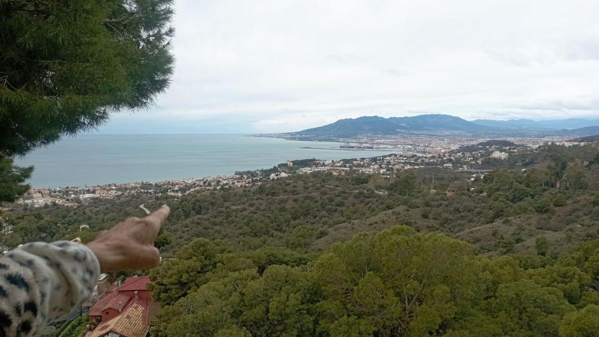 Una vecina de Pinares señala la zona de El Lagarillo, donde irá la urbanización de lujo.