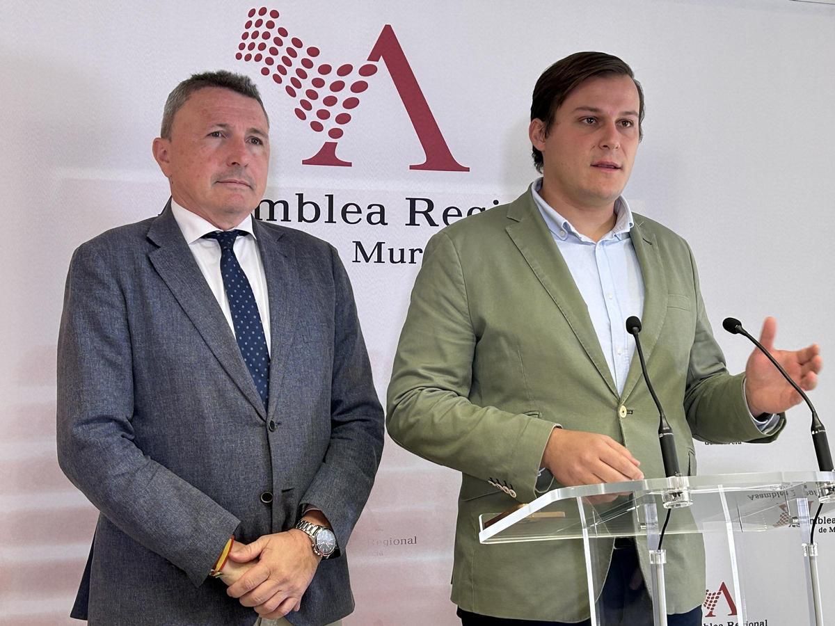 Ignacioa Arcas (d) y Pascual Salvador, de Vox, este lunes en la Asamblea.