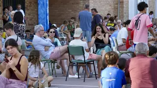 Atlanterra queda dividida por el incendio de Tarifa: solo vuelven a casas y hoteles una parte de los evacuados