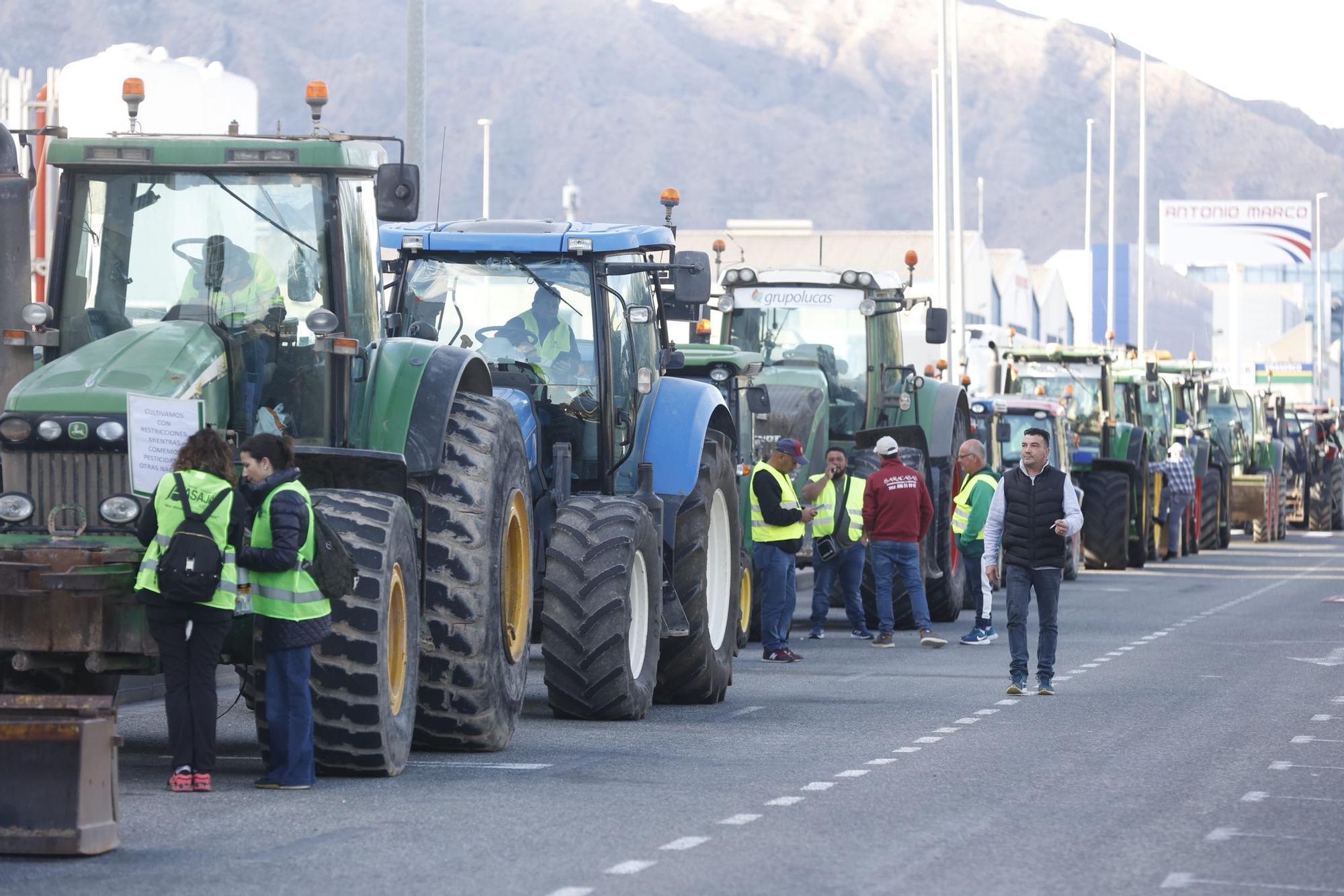 Los agricultores se concentran en tres comarcas de la provincia de Alicante en una tractorada por carreteras secundarias