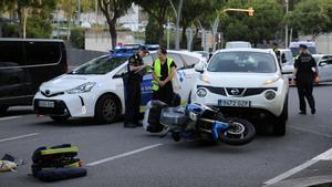 Accidente de tráfico de una moto con un coche, en la plaza Alfons X de Barcelona.