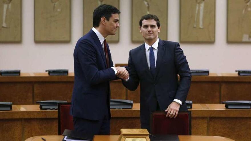 Los líderes del PSOE y Ciudadanos, Pedro Sánchez y Albert Rivera, se saludan después de firmar el acuerdo. // Reuters