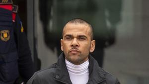 La estrella del fútbol brasileño Dani Alves abandona el centro penitenciario Brians 2 en Sant Esteve Sesrovires.