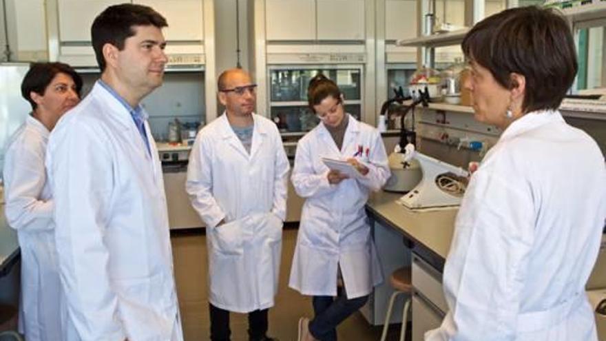 El catedrático Javier García con el resto del equipo en el laboratorio.