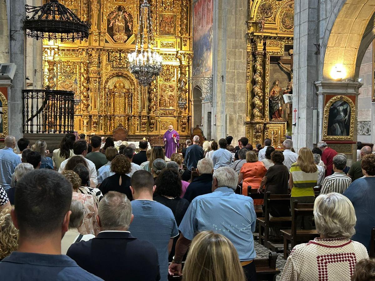 Un instante de la ceremonia en la iglesia de Pravia.