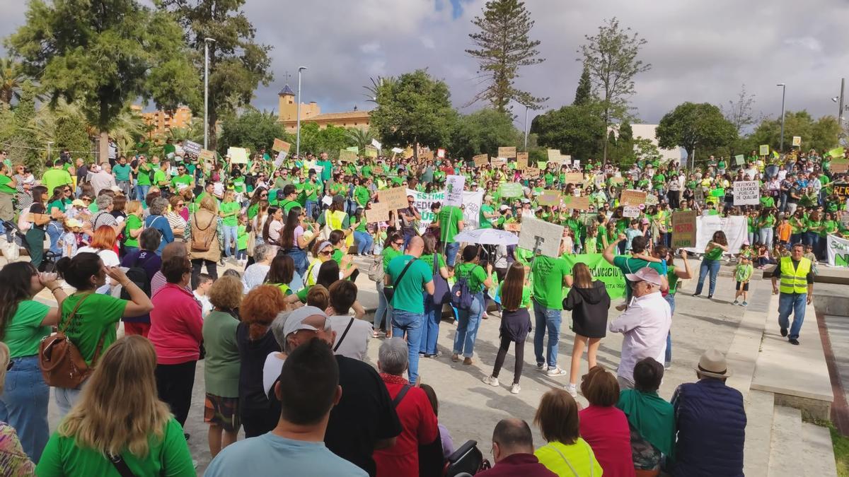Numerosos participantes en la marcha por la educación pública en La Vila.