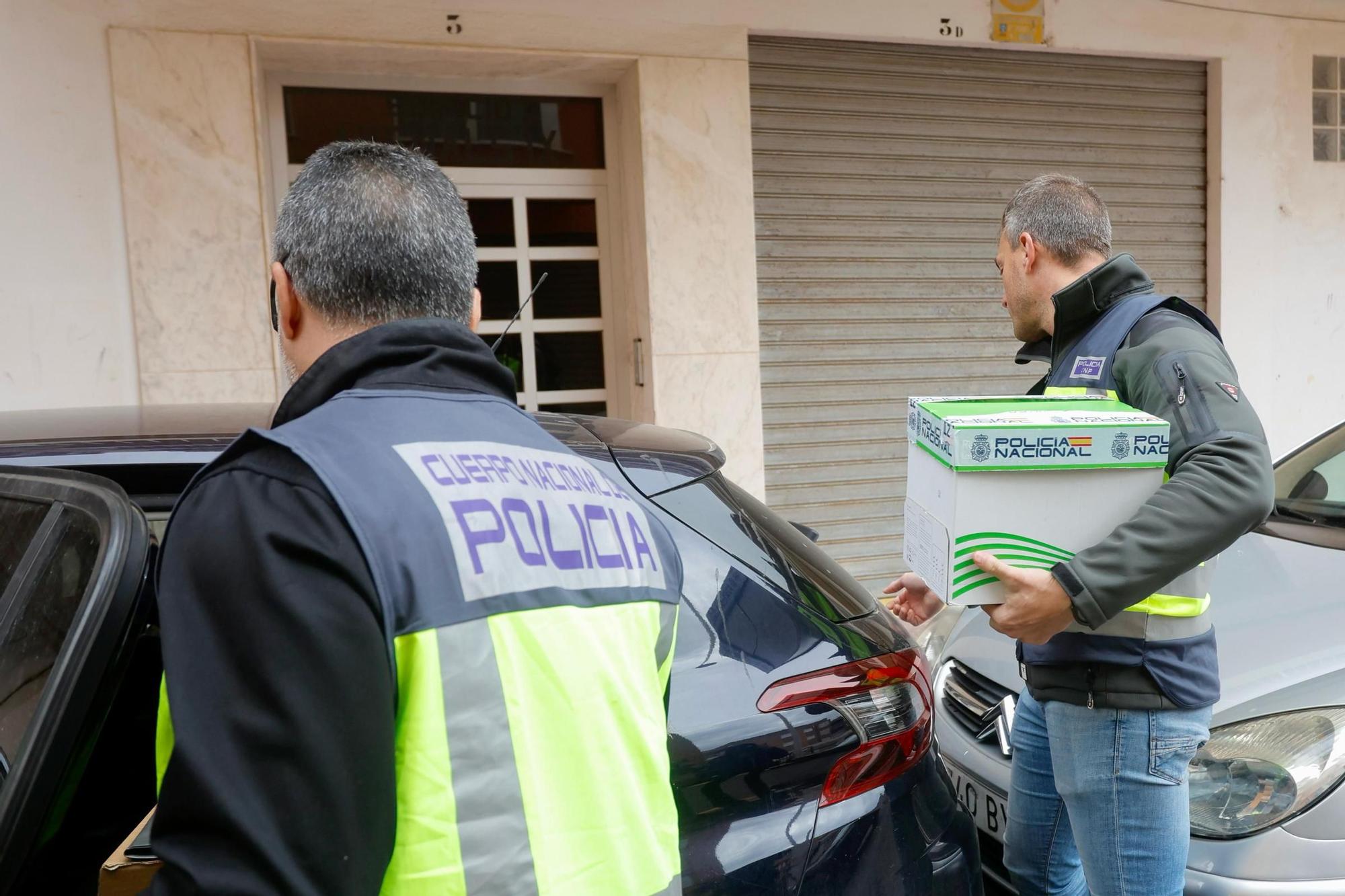 La policía registra el apartamento del canónigo