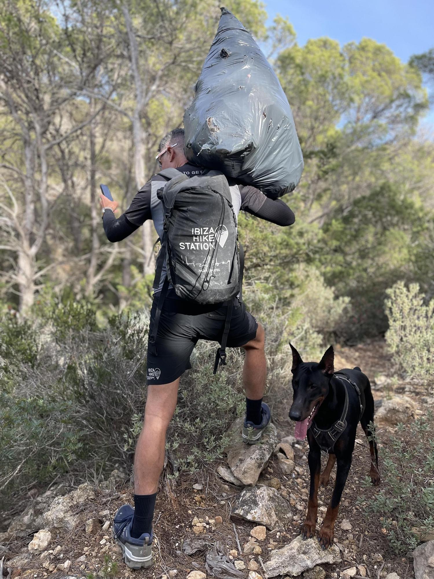 Ibiza Hikes Station celebra una caminata y limpieza de monte a favor de IFCC