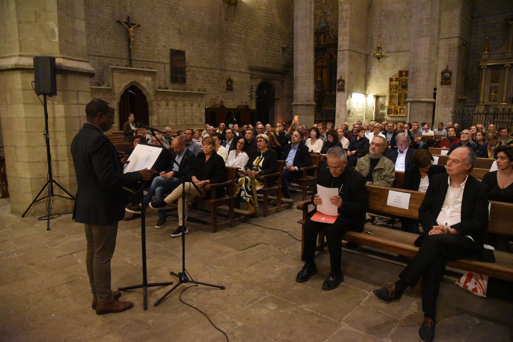 Un centenar de persones presencien a la Seu de Manresa la inauguració del frontal florentí restaurat