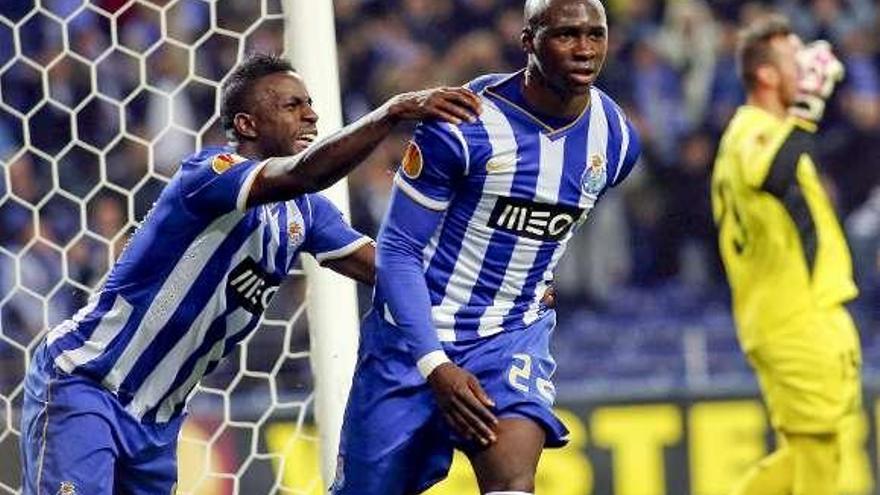 Silvestre felicita a Mangala tras su gol. // Efe