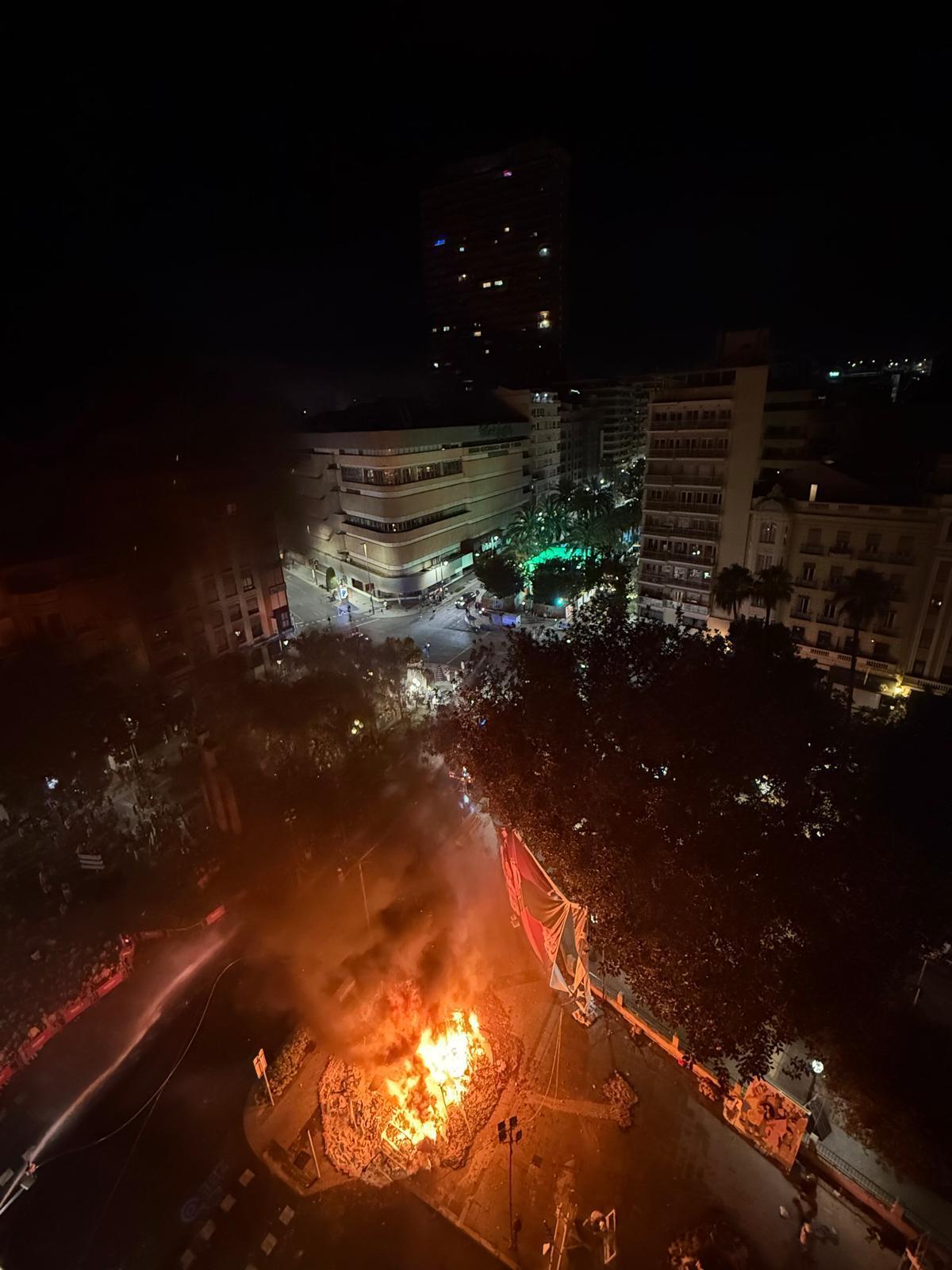 La cremà de la hoguera Calvo Sotelo, junto al ficus de la plaza.