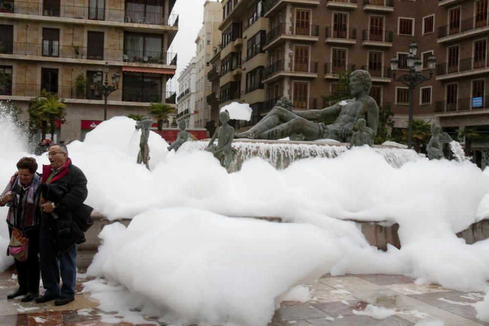 Espuma en la fuente de la plaza de la Virgen en Valencia