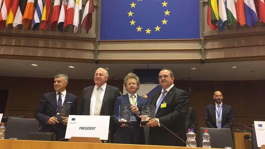 Por la izquierda, Konstantinos Agorastos, gobernador de Tesalia (Grecia); Karl-Heinz Lambertz; Michiel Scheffel, vicegobernador de Asuntos Económicos de Gelderland (Países Bajos), e Isaac Pola, en el Parlamento Europeo.