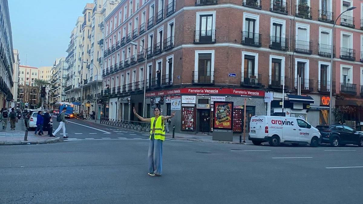 La historia de la asturiana que estuvo nueve horas en Madrid como voluntaria dirigiendo el tráfico durante el apagón: "Los conductores me hacían caso"