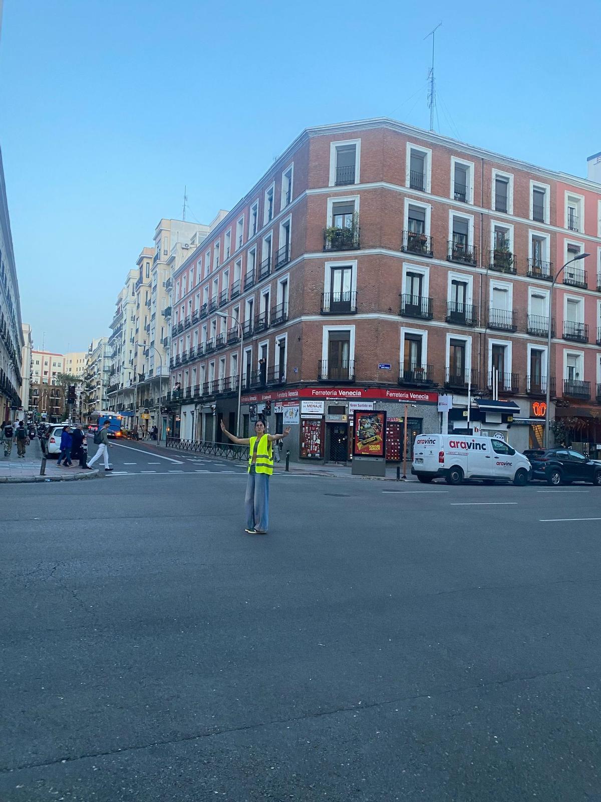 La asturiana voluntaria dirigiendo el tráfico en Madrid