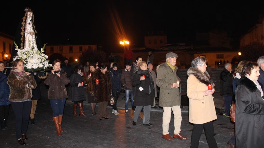 Pravia inicia las procesiones de Semana Santa con el paso nocturno de Los Santinos