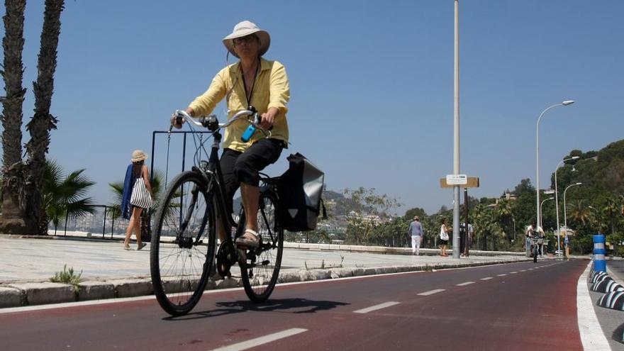 Un ciclista en el carril bici del paseo marítimo que une La Malagueta y Pedregalejo