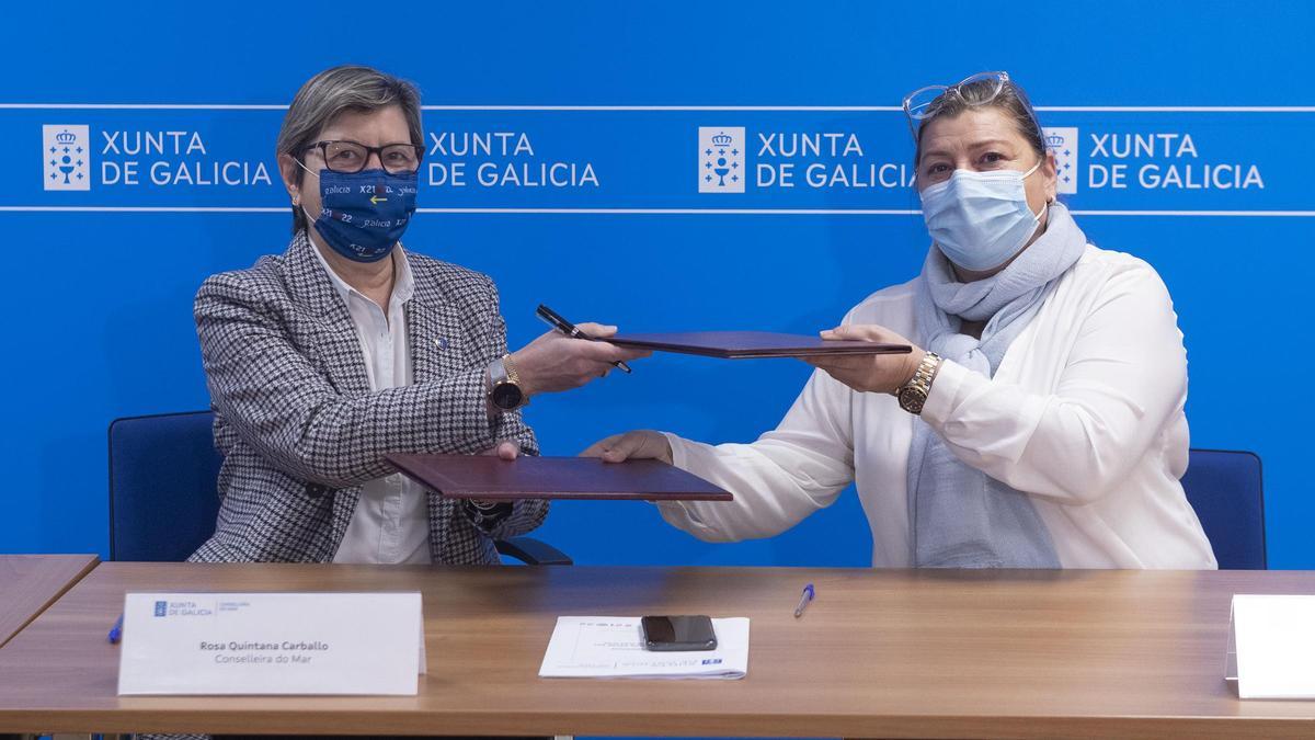 Rosa Quintana y Lina Solla, durante la firma del convenio.