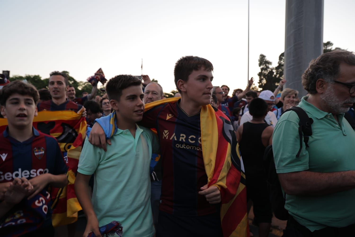 La afición del Levante UD festeja el ascenso en la fuente de Las Cuatro Estaciones