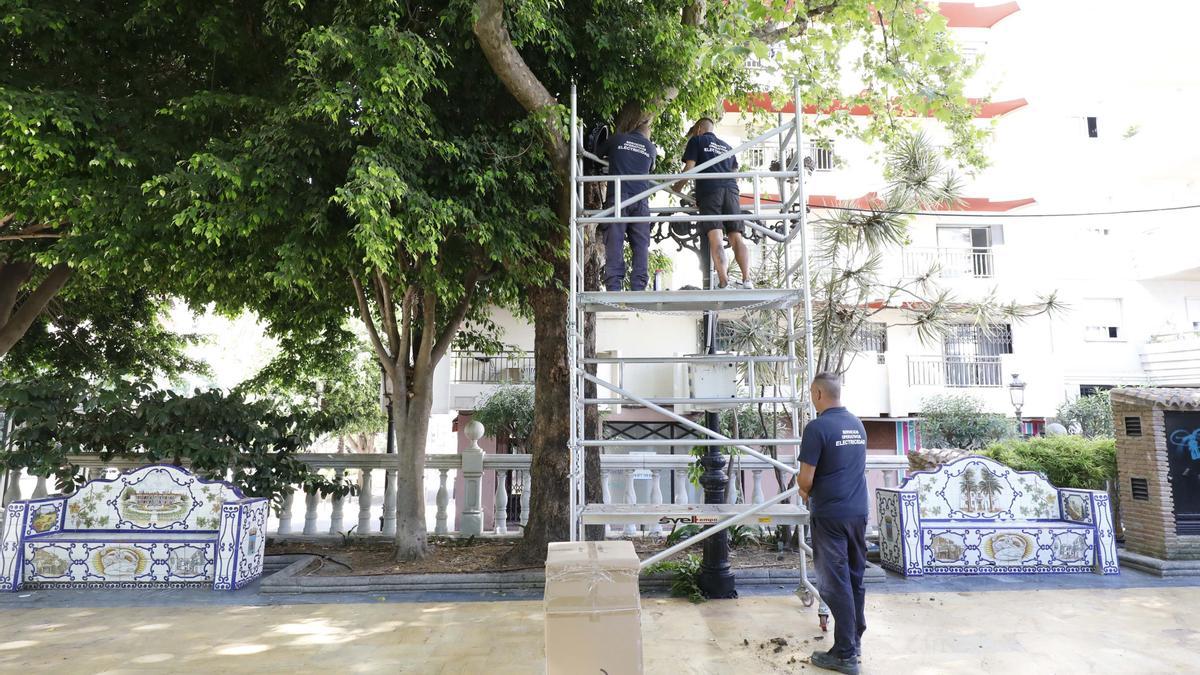 En la imagen, trabajadores de Marbella reemplazando la iluminación urbana