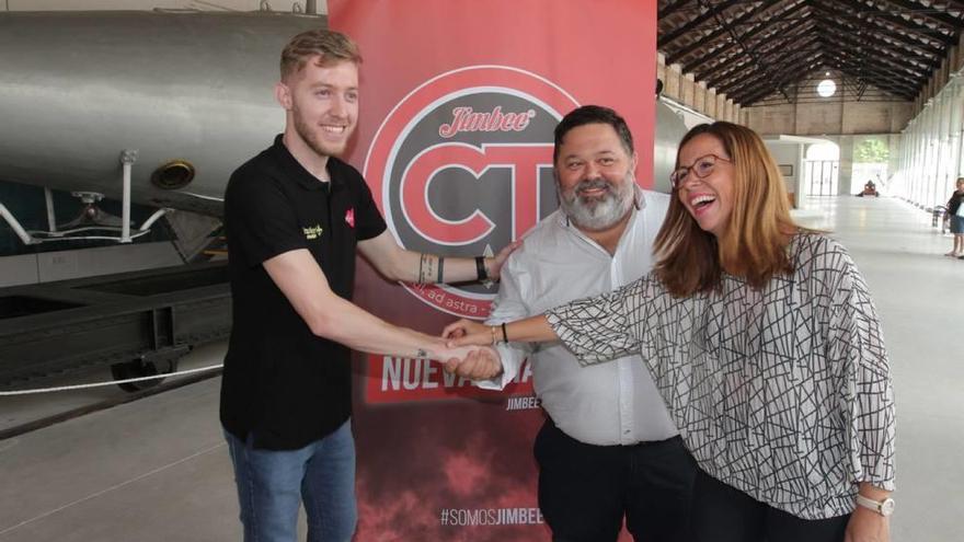 Bateria, con el presidente, Miguel Ángel Jiménez, y la alcaldesa, Ana Belén Castejón.