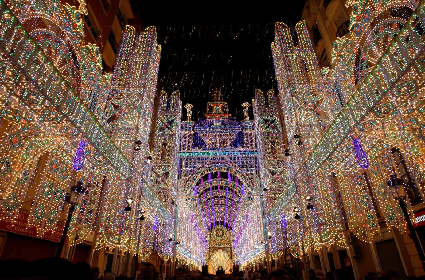 Galería nostálgica de las calles iluminadas en Fallas (2010-2020)