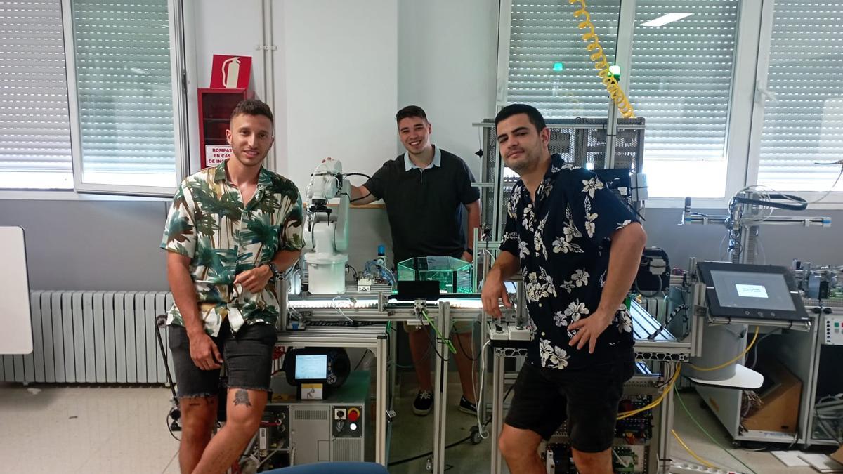 Los tres alumnos premiados, en el instituto.