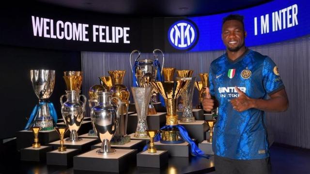 Caicedo posa con la camiseta del Inter de Milán