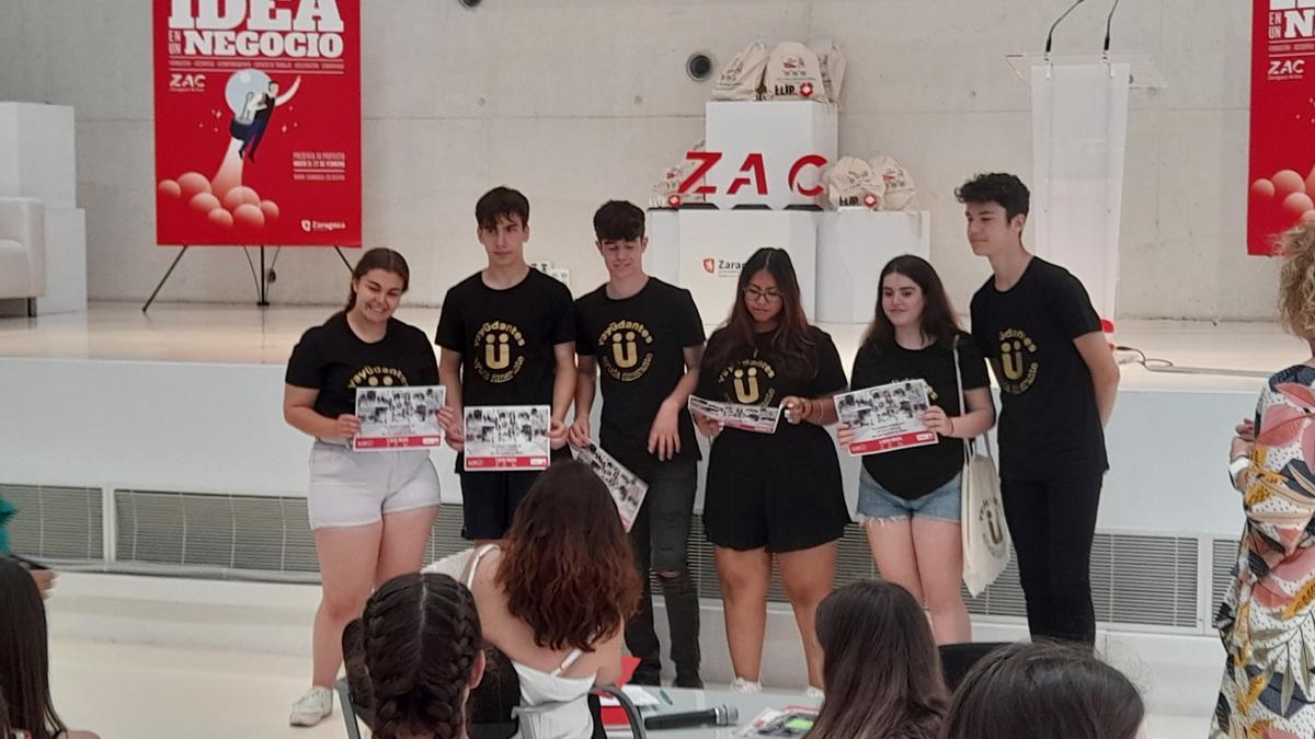 Los estudiantes recogen el premio con las camisetas con el logo de la iniciativa.