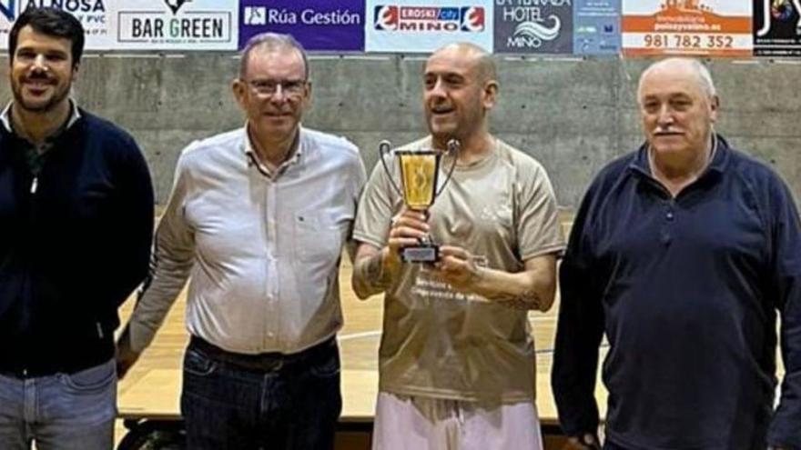 Miño pone al pabellón deportivo el nombre del entrenador Juan Tenreiro, ‘Tenre’