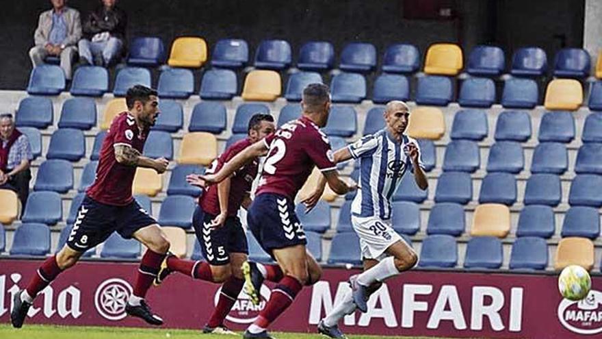 Iturraspe conduce el balÃ³n perseguido por varios jugadores del Pontevedra.