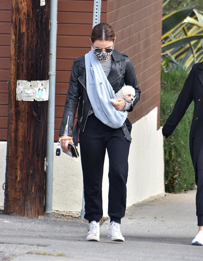 La actriz Lucy Hale con biker, pantalones jogger y zapatillas blancas Converse