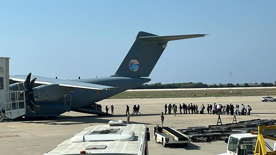Llega a Torrejón un tercer avión con 65 adultos y tres bebés evacuados del Líbano