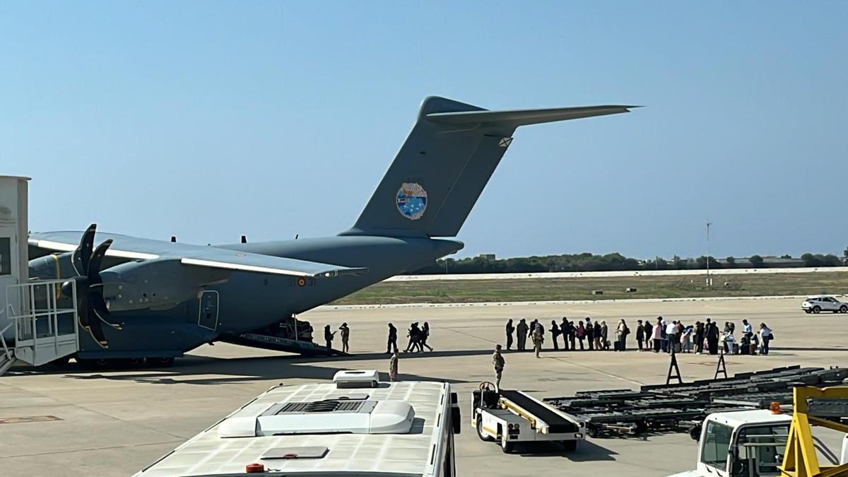 Embarque en un A400 del Ejército de Aire este miércoles de ciudadanos españoles evacuados del Líbano